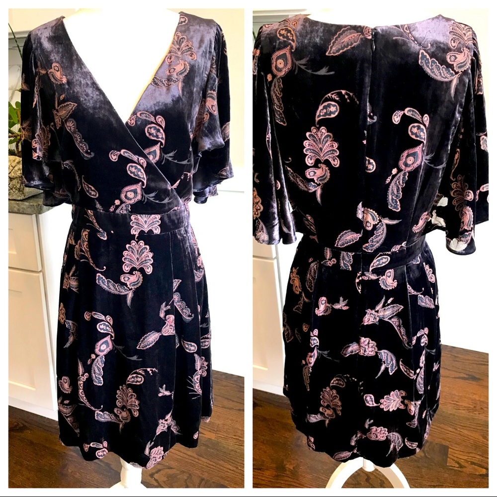 💟Eliza J velvet paisley cape sleeve dress 💟